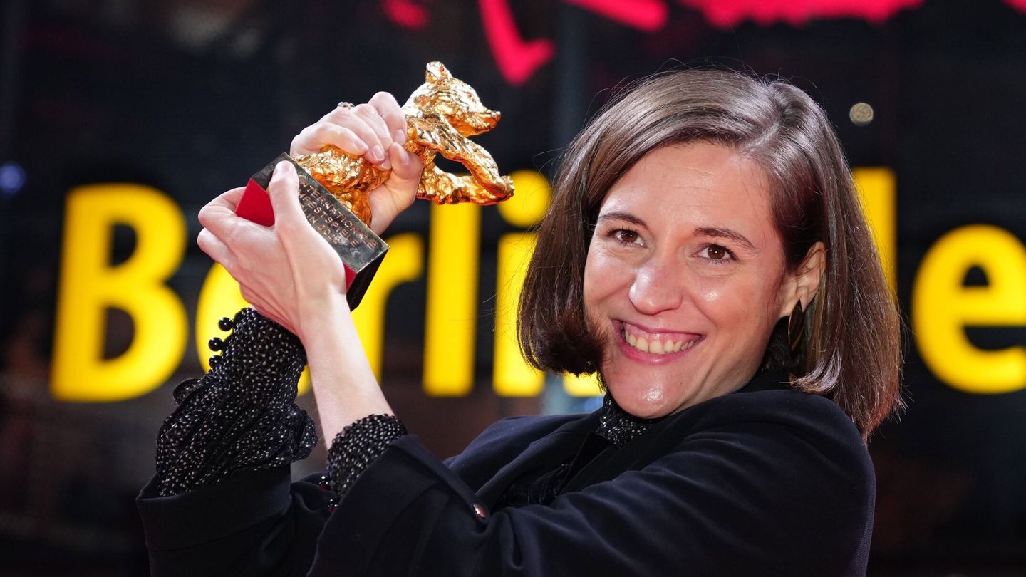 La directora de cine española Carla Simón posa con el Oso de Oro a la mejor película con su cinta 'Alcarràs'. (EFE)