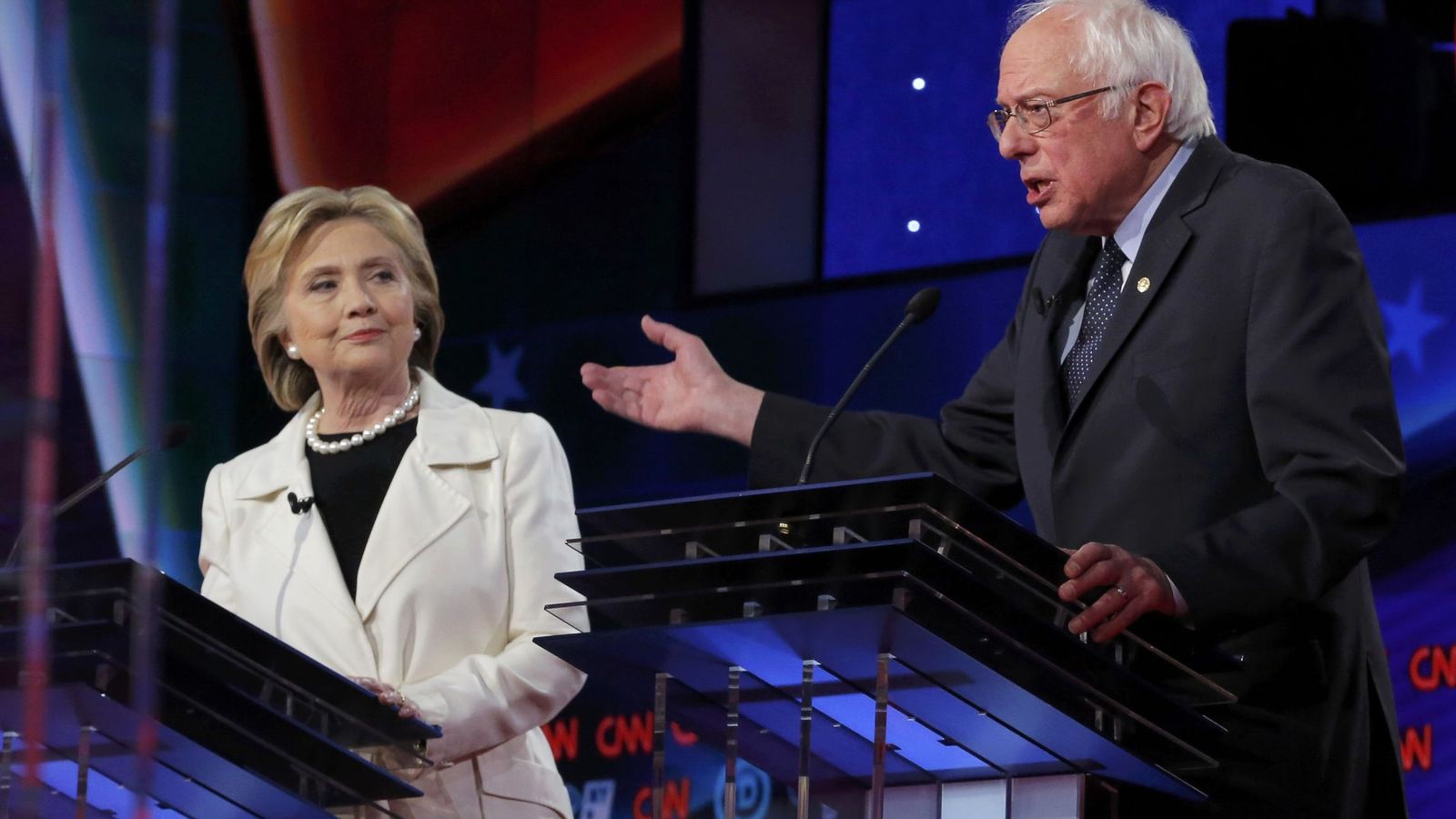 Foto: Los candidatos demócratas a la Casa Blanca, Hillary Clintony Bernie Sanders, durante un debate en la CNN. (Reuters) 