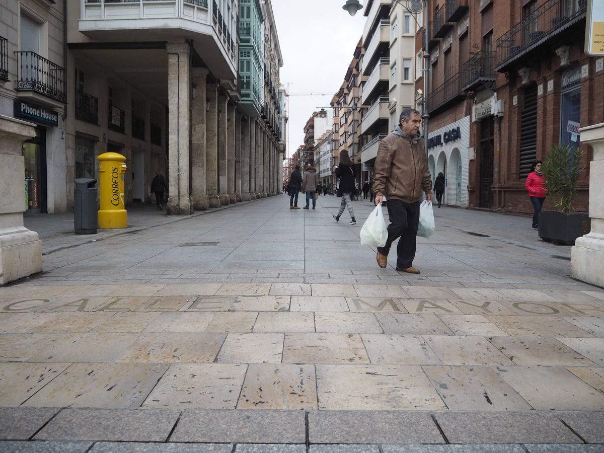 Foto: Un hombre vuelve de compras en la Calle Mayor de Palencia. (Foto: Héctor G. Barnés)