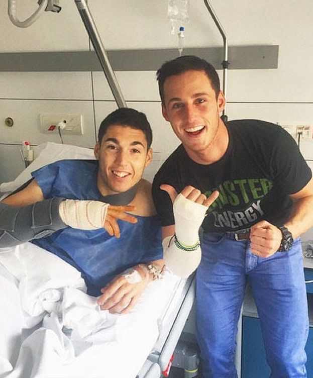 Foto: Aleix Espargaró en el hospital con su hermano Pol (Instagram)