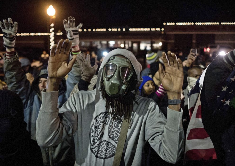 Foto: Un manifestante baila ante la policía durante una marcha de protesta en Ferguson, Misuri (Efe).