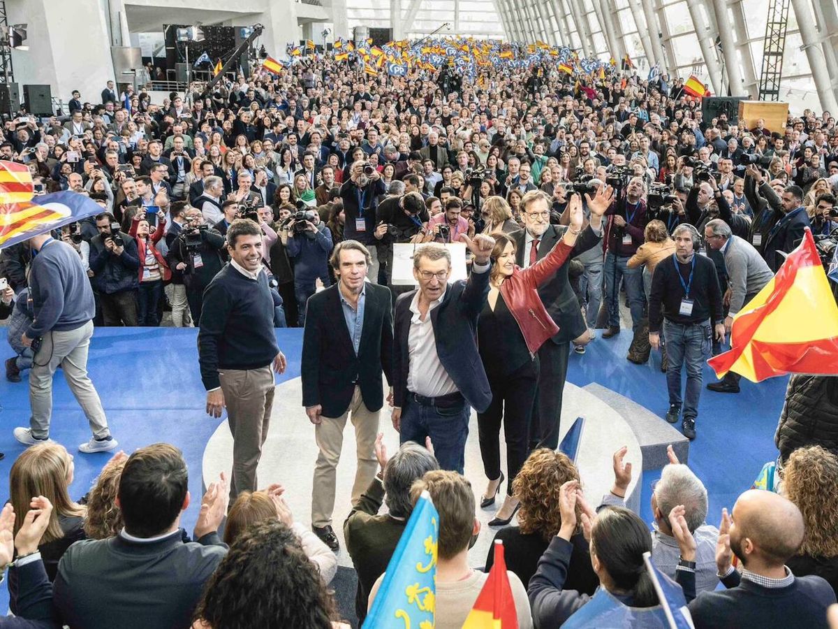 Foto: Mazón, Aznar, Feijóo, Catalá y Rajoy, en Valencia. 