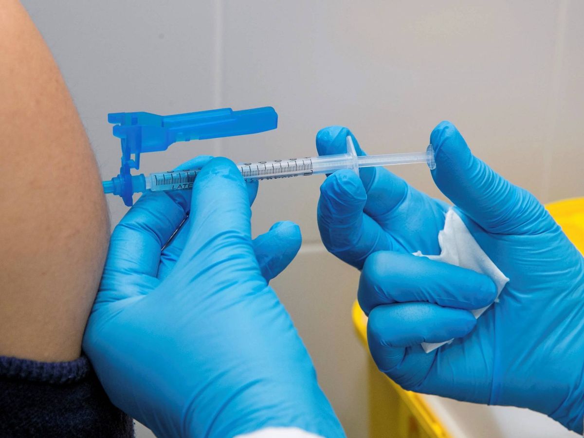 Foto: Una sanitaria prepara una dosis de vacuna Moderna en Zaragoza. (EFE) 