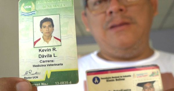 Foto: Roberto Dávila muestra los documentos de su hijo Kevin, muerto en las protestas contra Daniel Ortega. (H. Estepa)