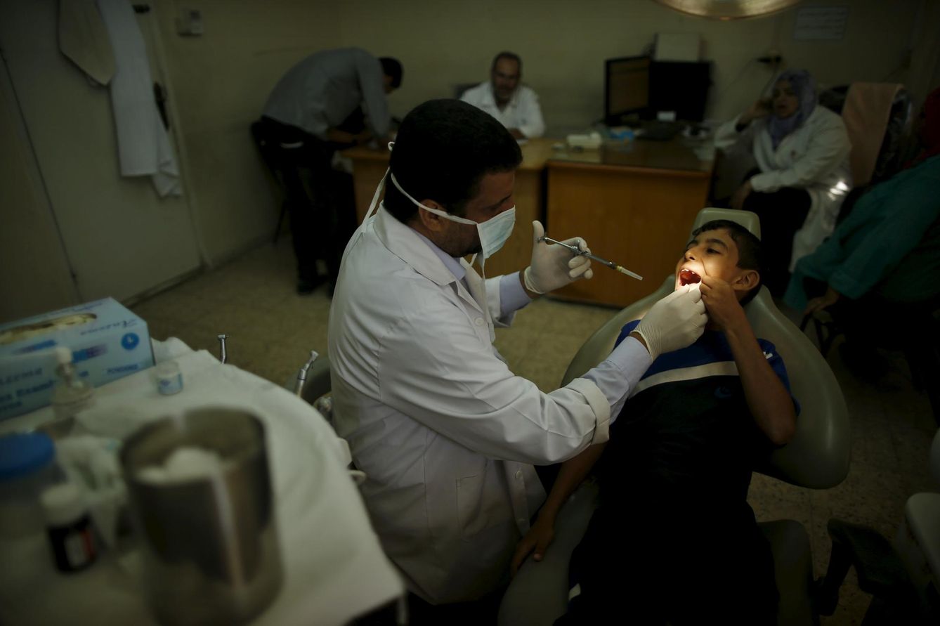 Consulta de un dentista en Gaza, 2015. (Mohammed Salem / Reuters)