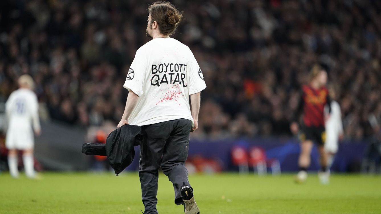 Foto: Un espontáneo pide el boicot a Qatar en un partido de Champions League. (EFE/Liselotte Sabroe) 