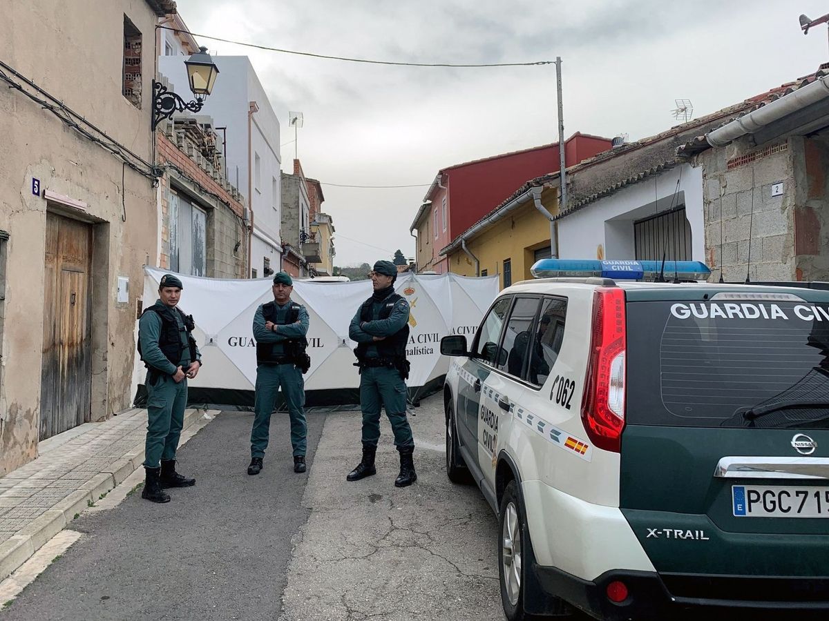 Foto: La Guardia Civil inspecciona la casa de Manuel. (EFE)