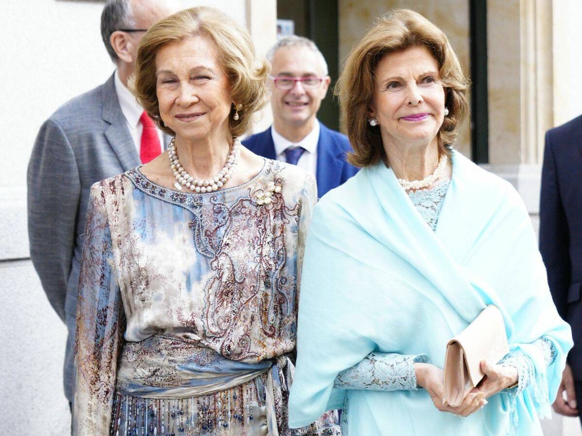 Foto: Doña Sofía y Silvia de Suecia, en su llegada al Teatro del Liceo en Salamanca. (Limited Pictures)