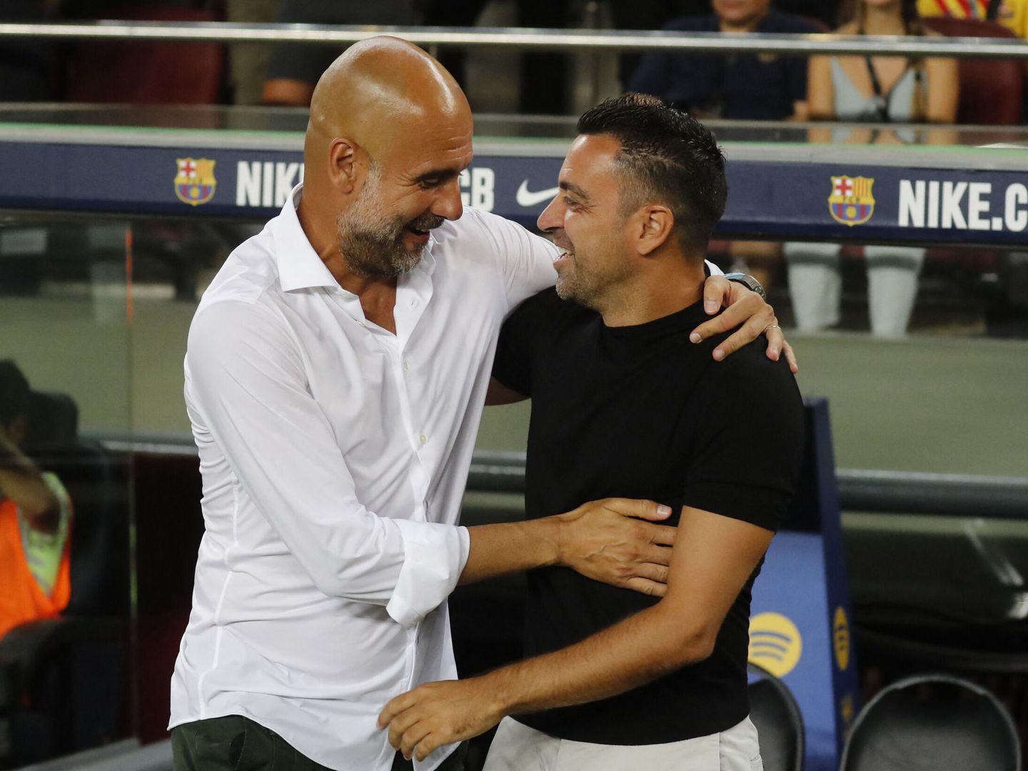 Guardiola y Xavi se saludan en el Camp Nou. (Reuters/Nacho Doce)