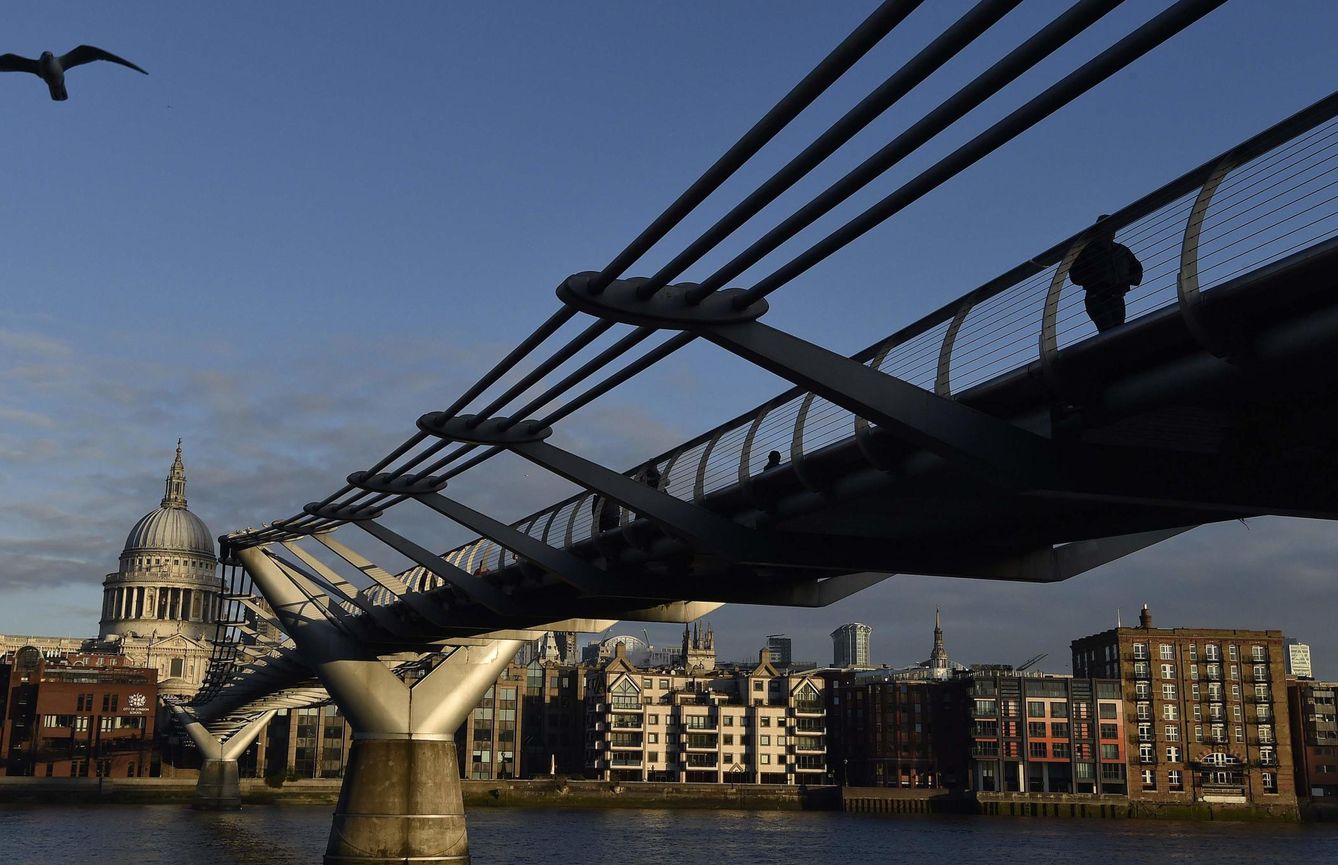 Los trabajadores cruzan el puente del Milenio de Londres. (Reuters)