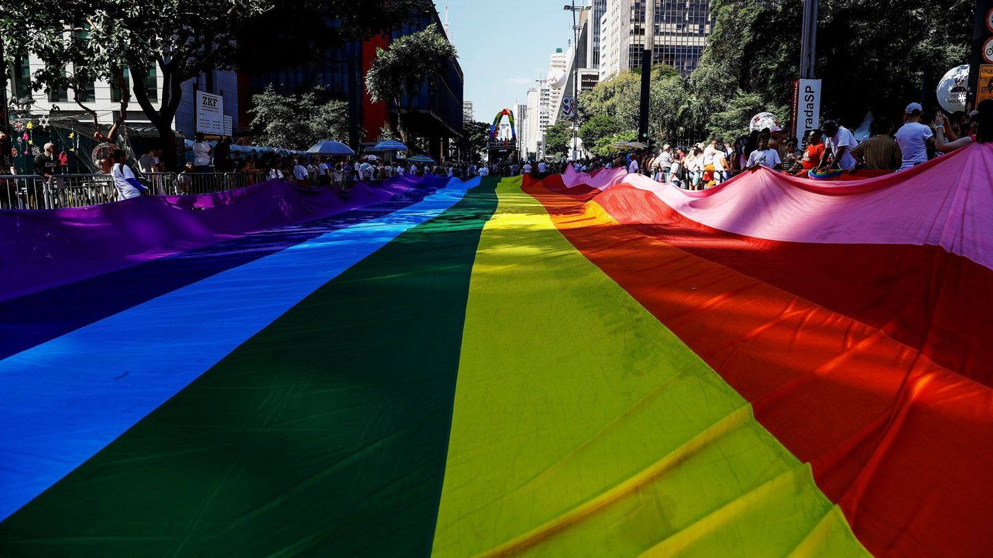 Desfile del Orgullo LGBT este domingo, en la Avenida Paulista de São Paulo (Brasil). (EFE)