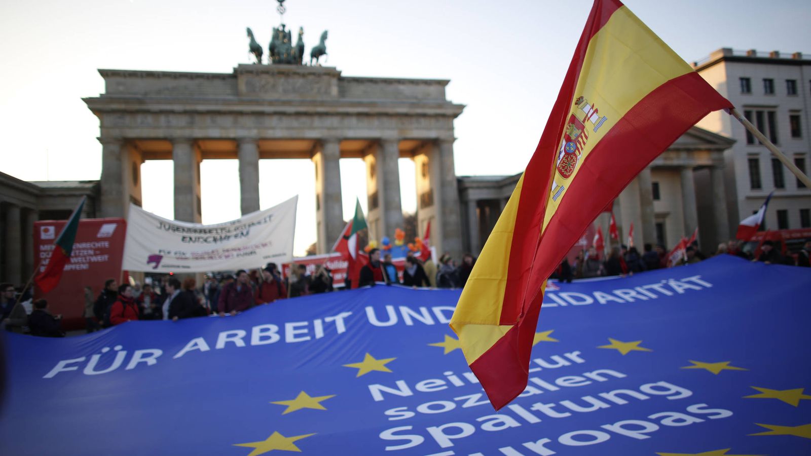 Foto: Una bandera de España, en la Puerta de Brandenburgo en Berlín. (Reuters)
