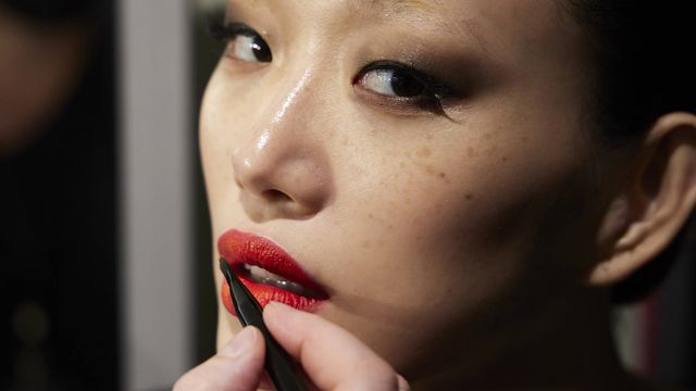Los lipsticks con recargas son cada vez más populares. (Imaxtree)