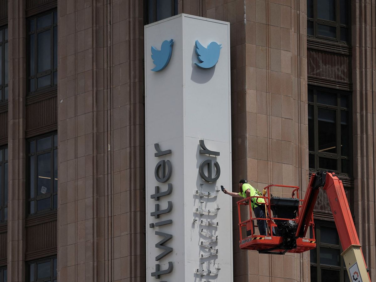 Foto: La 'jubilación' del pájaro azul de Twitter fue una de las decisiones más polémicas de Musk (Reuters/Carlos Barria)