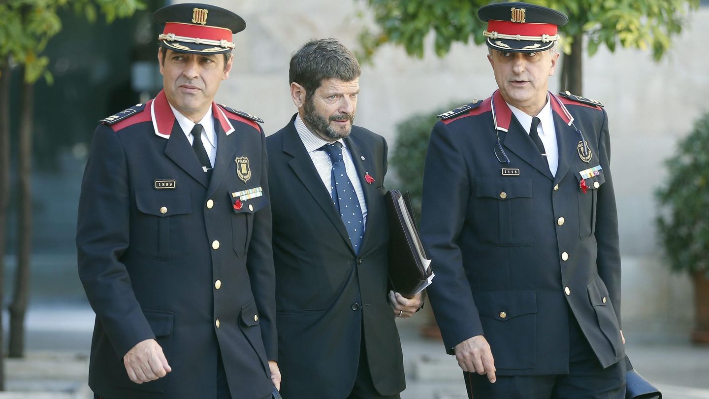 El exjefe de los Mossos Albert Batlle (c) y los comisarios Josep Lluís Trapero (i) y Manel Castellví. (EFE)