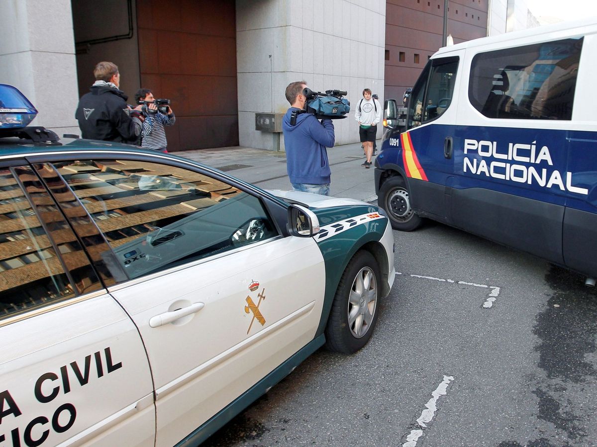 Foto: Vehículos de Guardia Civil y Policía Nacional en una imagen de archivo. (EFE/Alberto Morante)