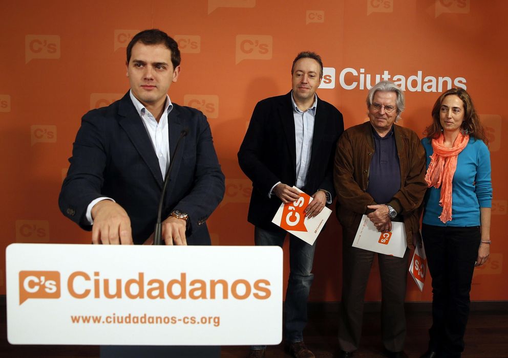 Foto: El presidente de Ciutadans, Albert Rivera (i), en la sede del partido junto a Javier Nart (2d), Juan Carlos Girauta (2i) y Carolina Punset (d) (EFE)