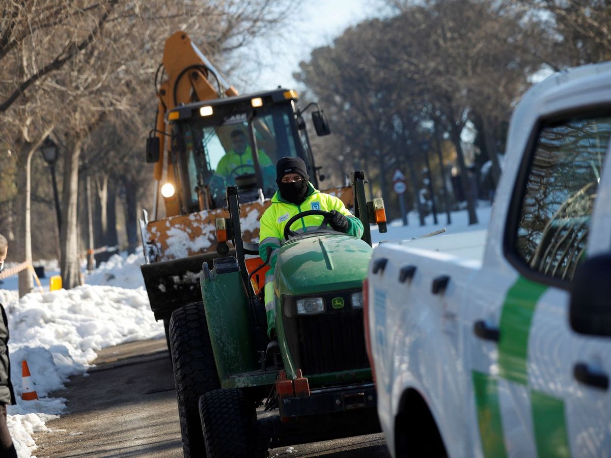 Foto: Operarios de los servicios de limpieza proceden a la retirada de nieve en el madrileño parque de El Retiro. (EFE)