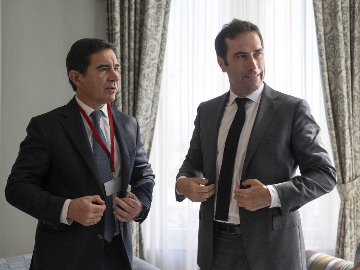 Foto: Carlos Cuerpo (d), ministro de Economía, y Carlos Torres, presidente de BBVA, en el foro de la APIE en Santander. (EFE/Pedro Puente Hoyos)