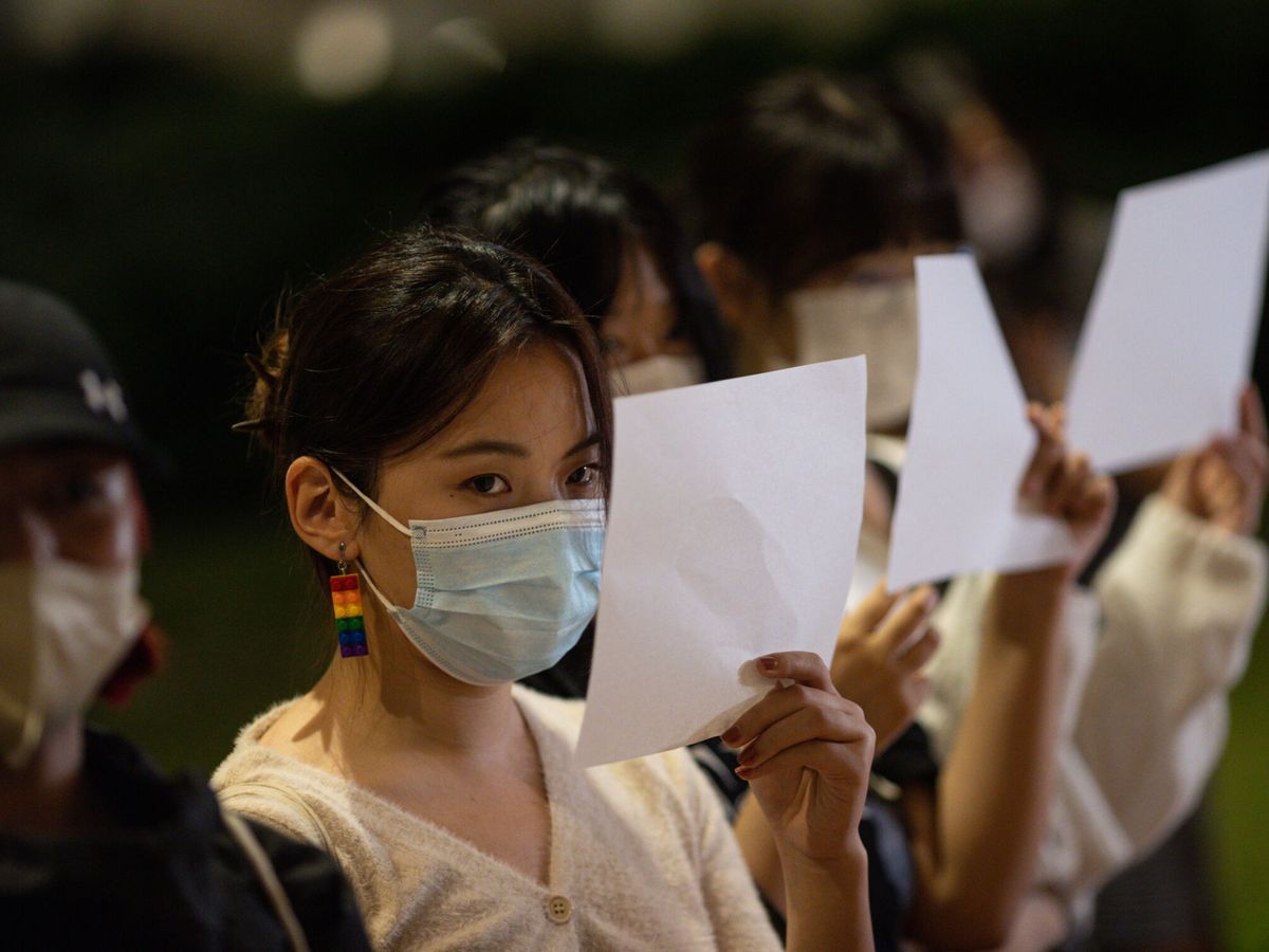 Foto: Estudiantes de la Universidad de Hong Kong, en apoyo a las movilizaciones contra las políticas restrictivas de China frente al coronavirus. (EFE/EPA/Jerome Favre)
