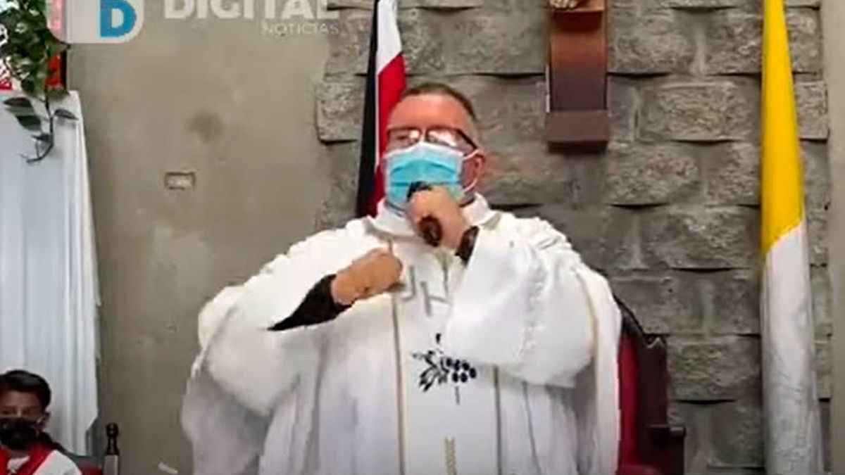 La canción viral del coronavirus de un sacerdote: "Hay covid pa'ti hay covid pa'mi"