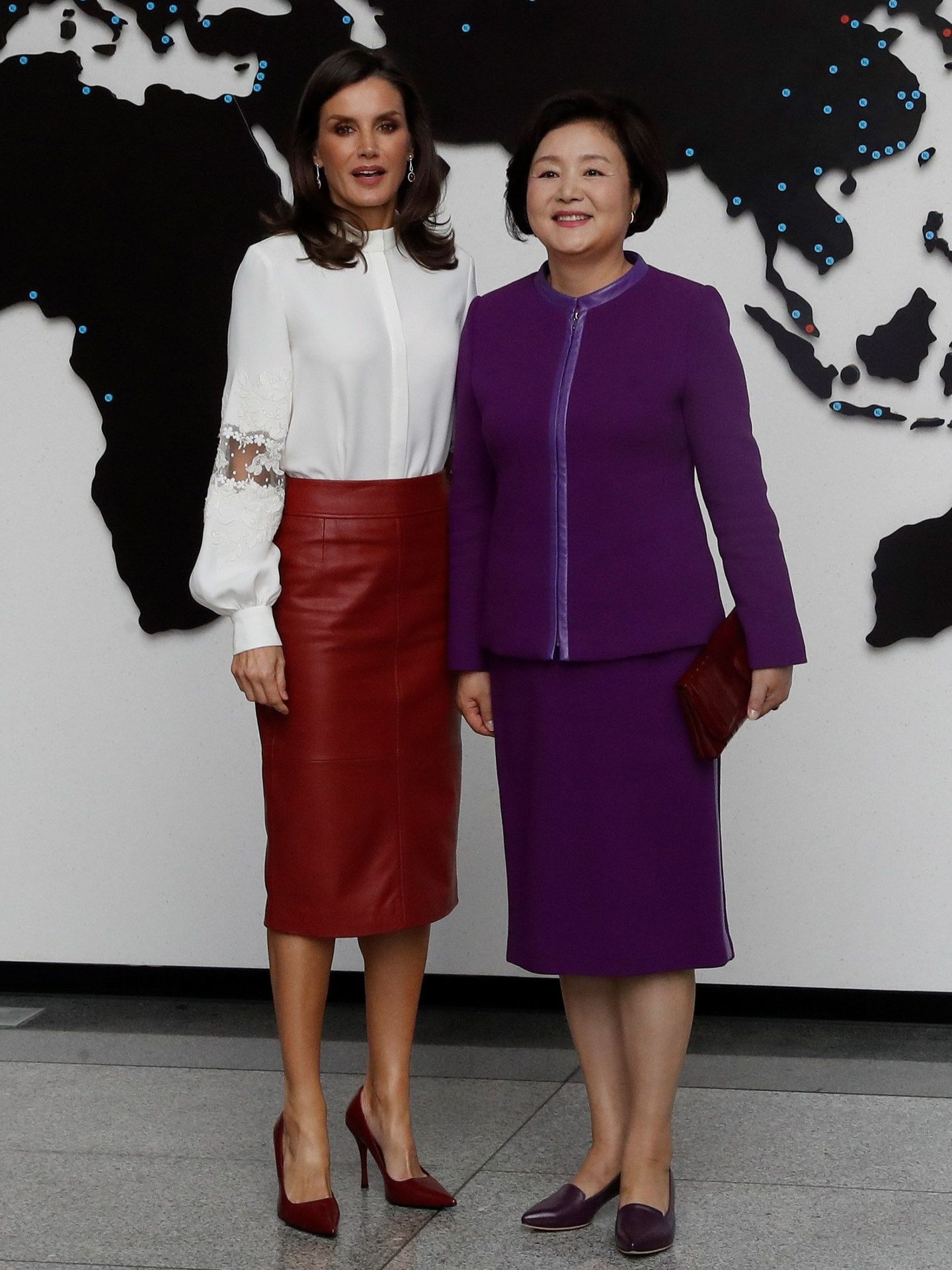 La Reina, en Corea con la misma falda. (Reuters)