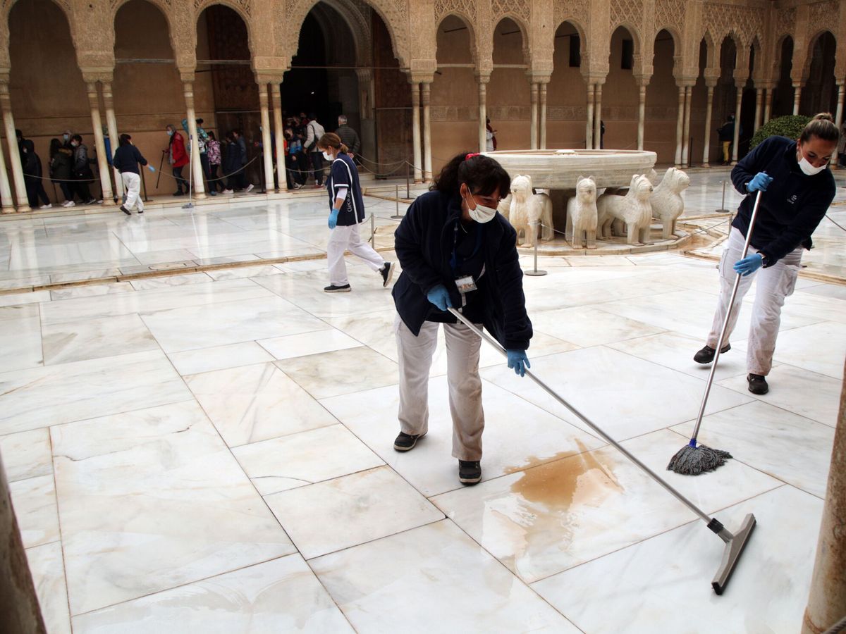 Foto: La alhambra refuerza las tareas de limpieza para actuar frente a la calima