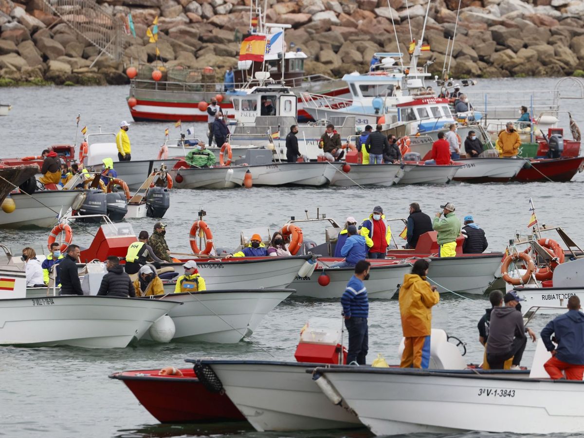 Foto: Barcos de pesca en Ribeira (A Coruña). (EFE)