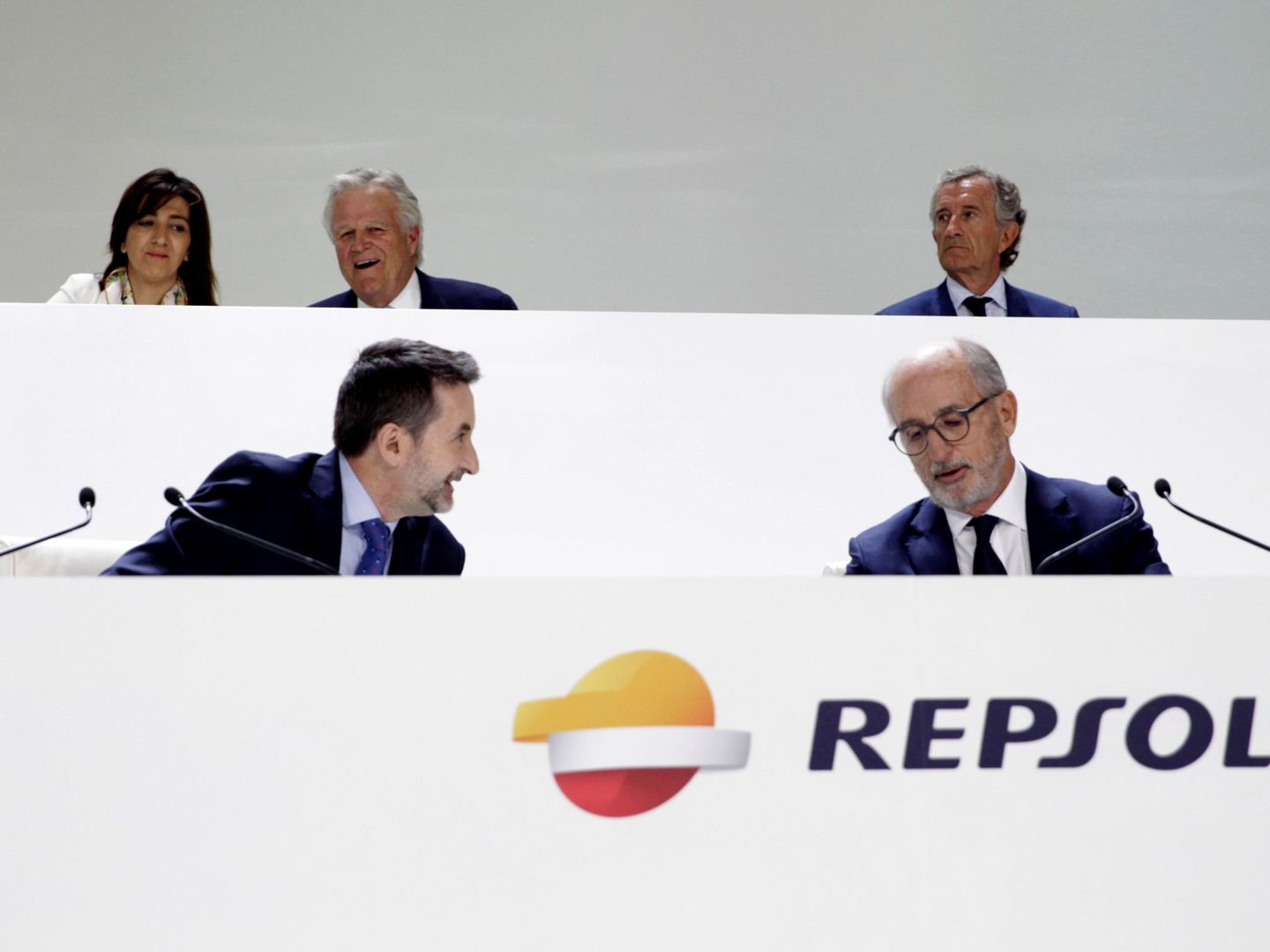 El consejero delegado, Josu Jon Imaz, y el presidente de Repsol, Antonio Brufau durante la junta de accionistas de la petrolera (EFE)