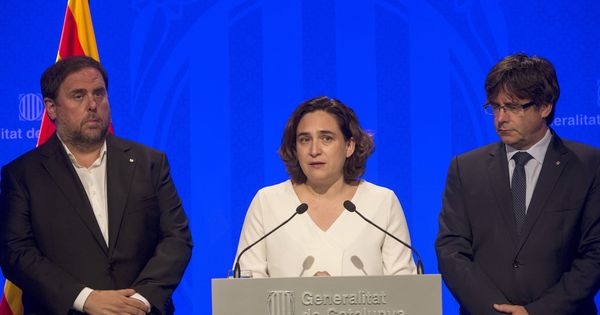 Foto: La alcaldesa de Barcelona, Ada Colau (c), junto al presidente de la Generalitat, Carles Puigdemont (d), y el vicepresidente, Oriol Junqueras (i). (EFE)