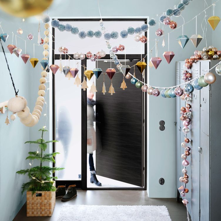Hay pocas cosas tan especiales como abrir la puerta y encontrarte la Navidad de frente, como en este ambiente de Ikea (ikea.es)