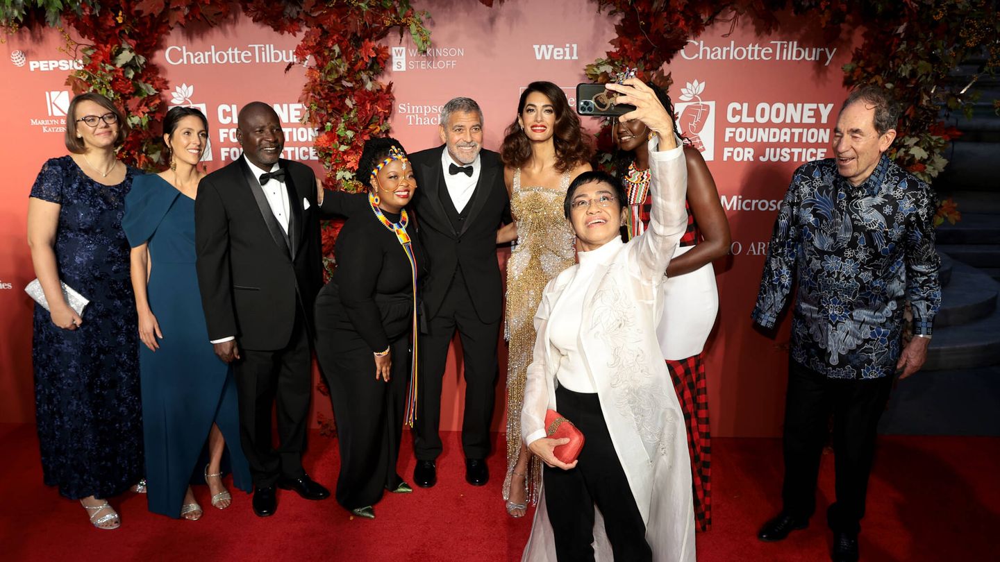 Los Clooney, junto a varios de los galardonados. (Getty/Dimitrios Kambouris)
