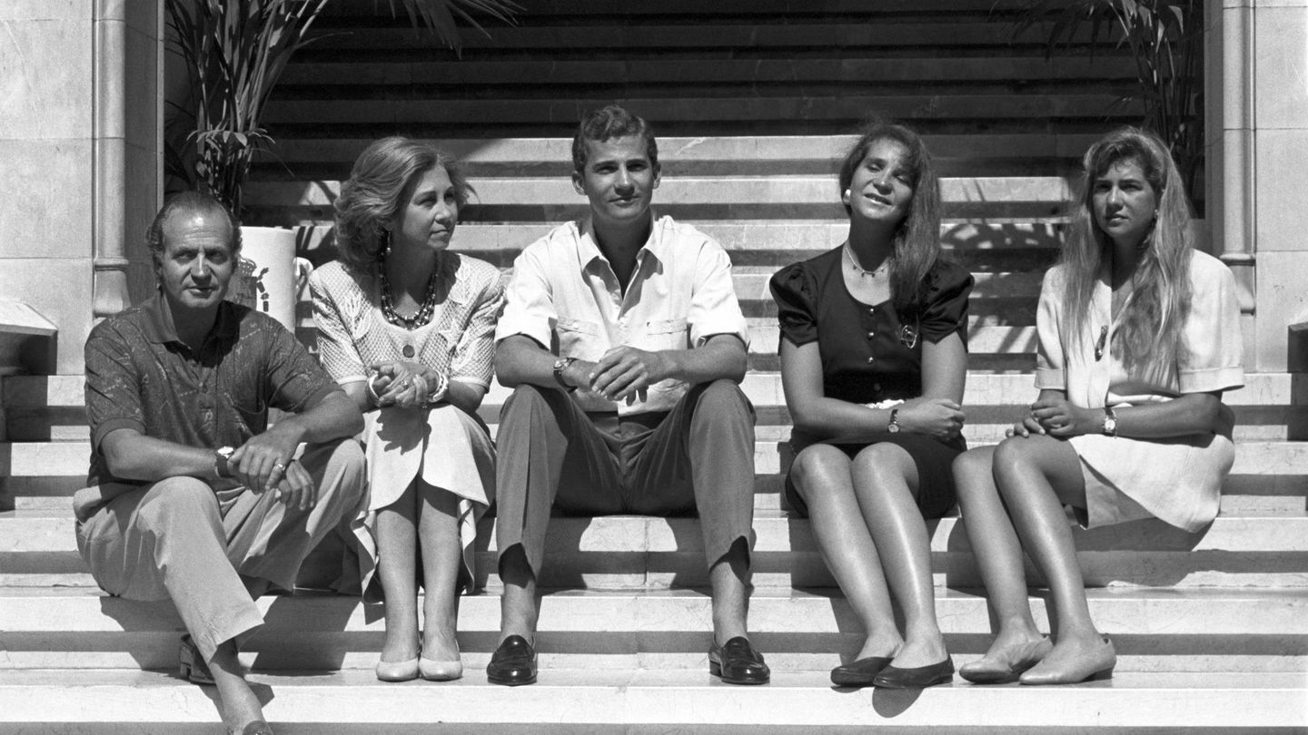 El rey Juan Carlos, junto a la reina Sofía y sus hijos, el entonces príncipe Felipe, la infanta Elena y la infanta Cristina, en el verano de 1990 en la Almudaina. (EFE)