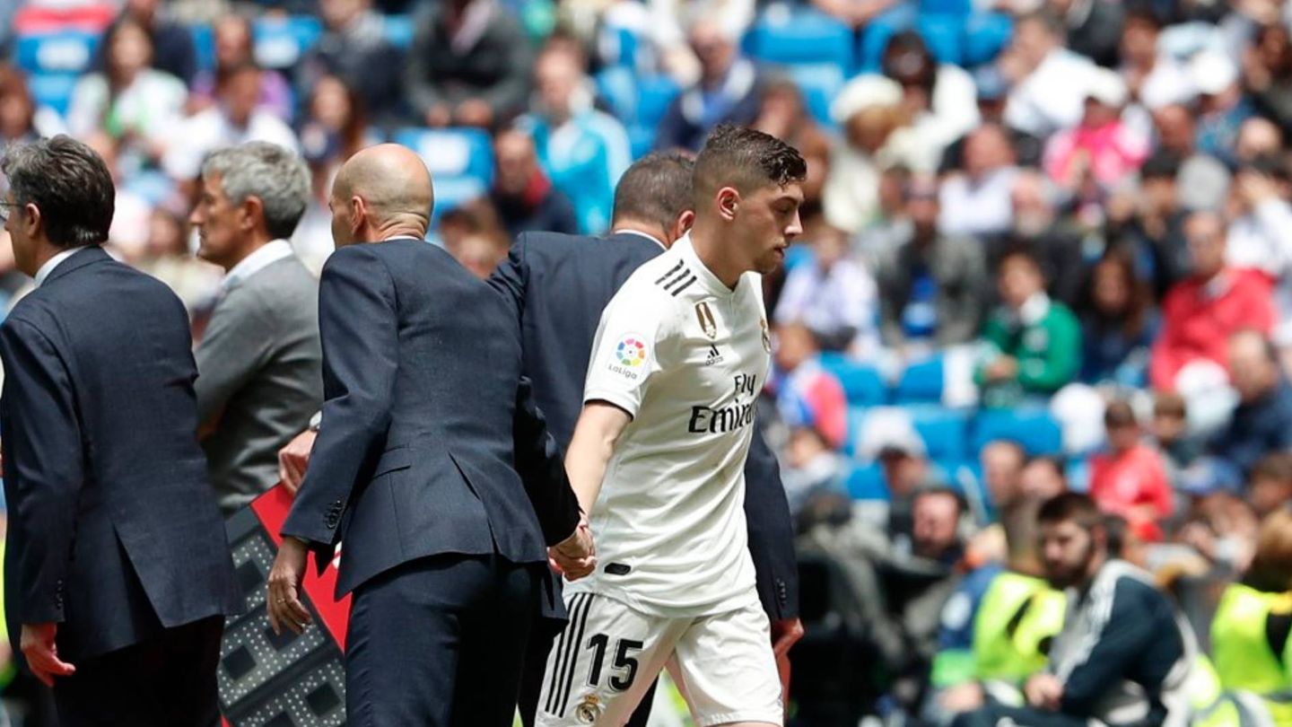 Zidane felcita a Fede Valverde tras un cambio en el Bernabéu. (Efe)