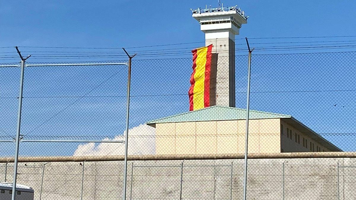 Un banderón de España en la cárcel de Soto del Real para animar a la Roja en la Eurocopa