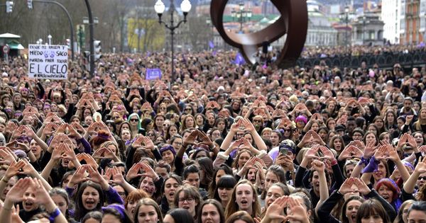 Foto: Miles de feministas se concentran en Bilbao el 8 de marzo con motivo del Día Internacional de la Mujer. 
