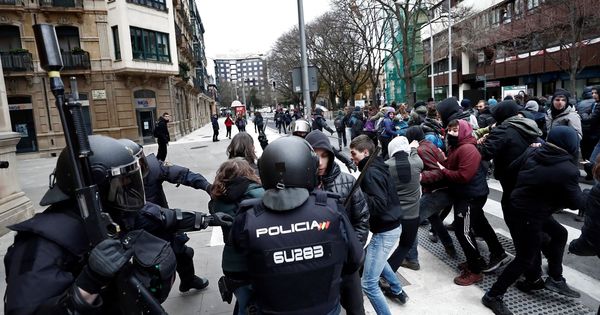Foto: Incidentes entre la Policía Nacional y jóvenes junto al Parlamento de Navarra tras el desalojo del Palacio Marqués de Rozalejo. (EFE)