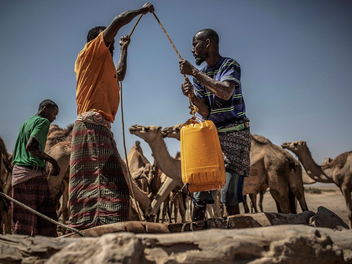 Foto: Hombres sacando agua de un pozo en Somalilandia (Somalia), tras la sequía de 2016. (EFE)