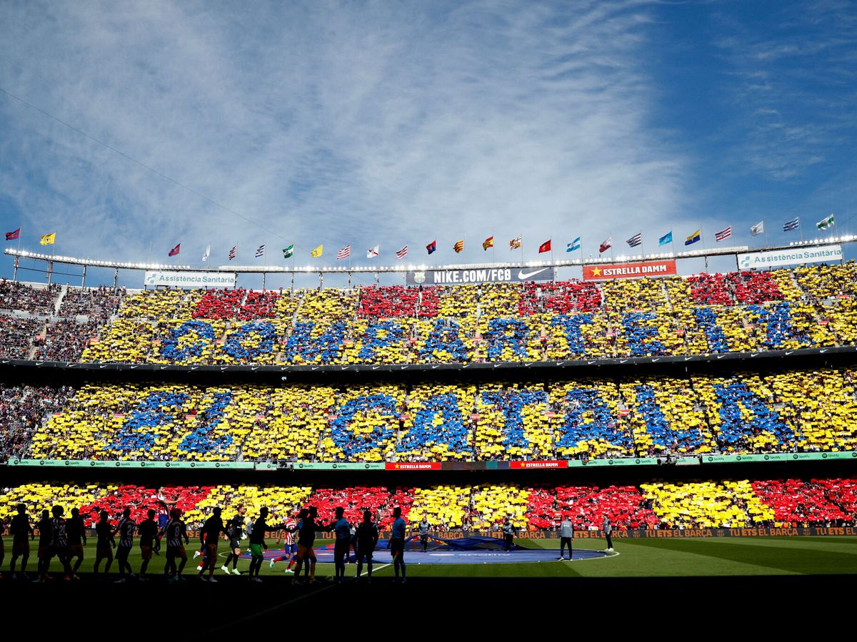 Foto: Mosaico en la grada del Camp Nou en el partido Barça-Atleti. (Reuters/Albert Gea)