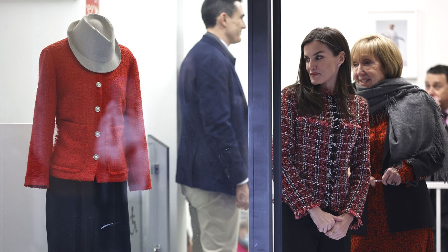 La reina Letizia, en el centro de APRAMP mirando la chaqueta que luce este lunes. (Europa Press/Antonio Gutiérrez)