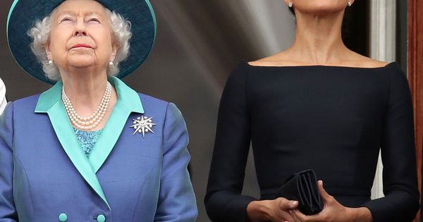 Foto: Britain's queen elizabeth and meghan, duchess of sussex stand on the balcony of buckingham palace as they watch a fly past to mark the centenary of the royal air force in central london
