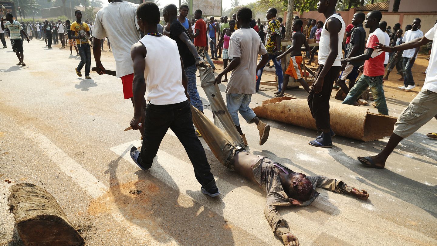 Una turba arrastra por las calles de Bangui el cuerpo de un musulmán tras lincharlo (Reuters).