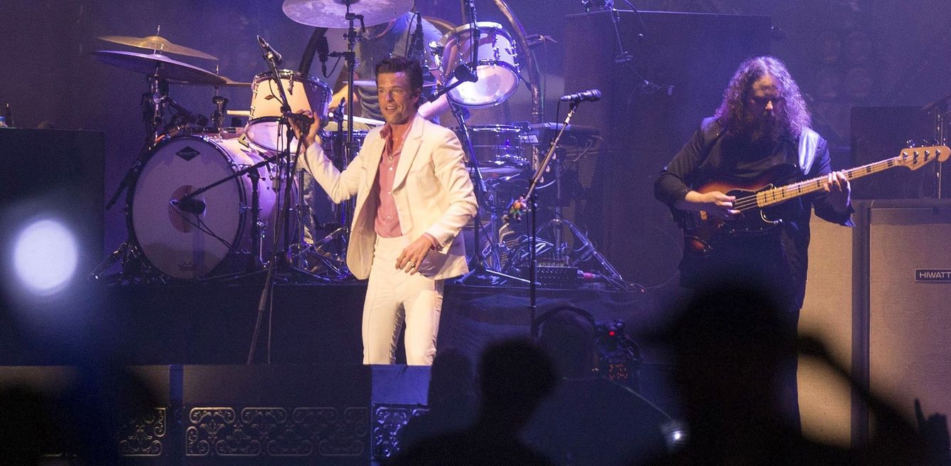 La banda estadounidense The Killers, durante el concierto principal de la segunda jornada del FIB al que acudió Pedro Sánchez. (EFE)