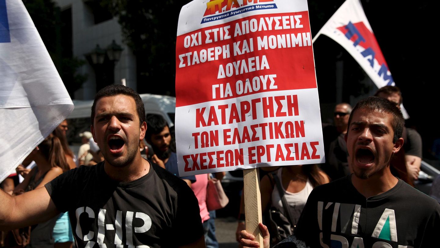 Manifestantes de un sindicato comunista protestan ante el Ministerio de Trabajo, en Atenas (Reuters). 