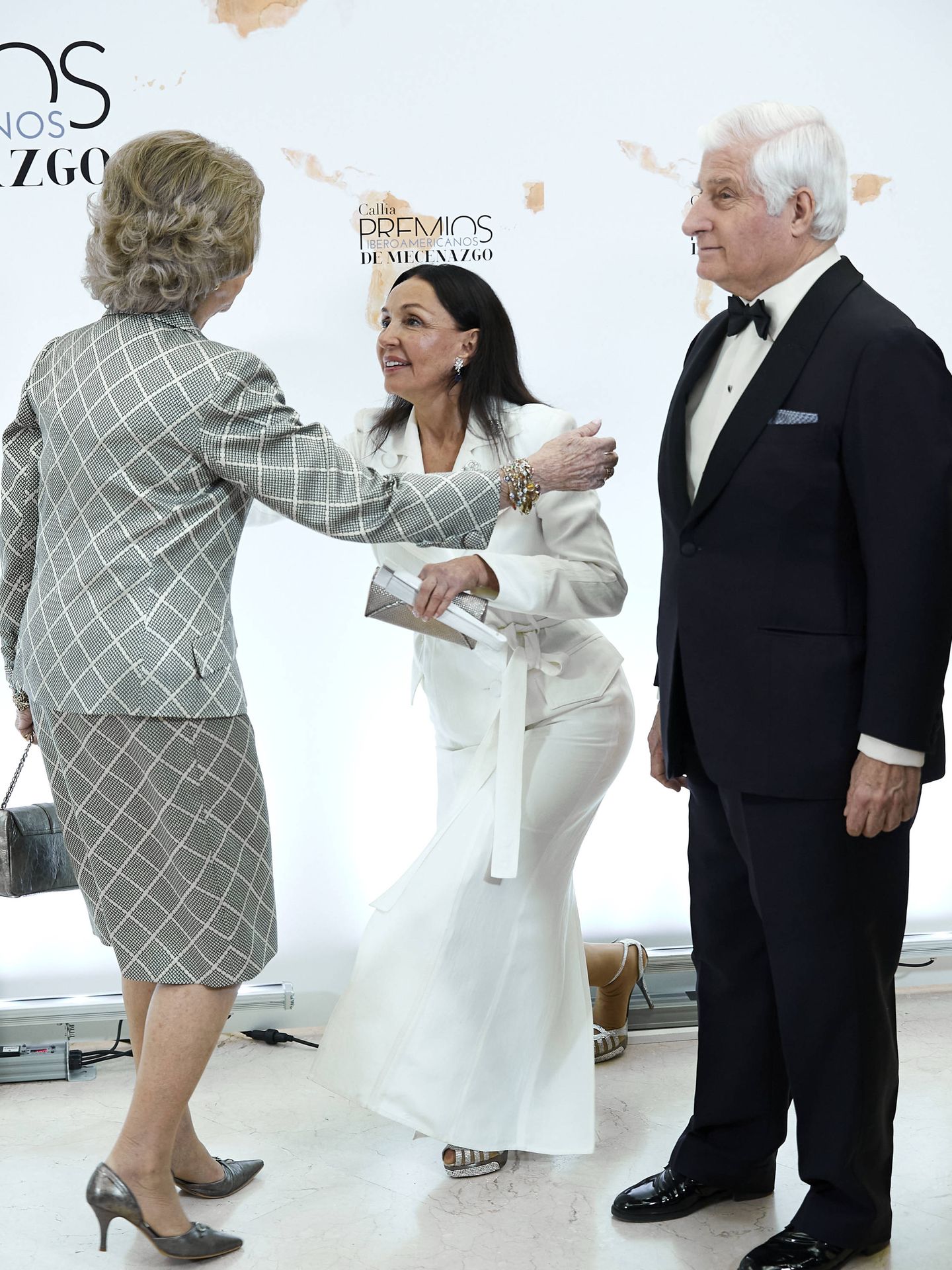 La reina Sofía, junto a Esther Koplowitz y el duque de Alba. (Getty)