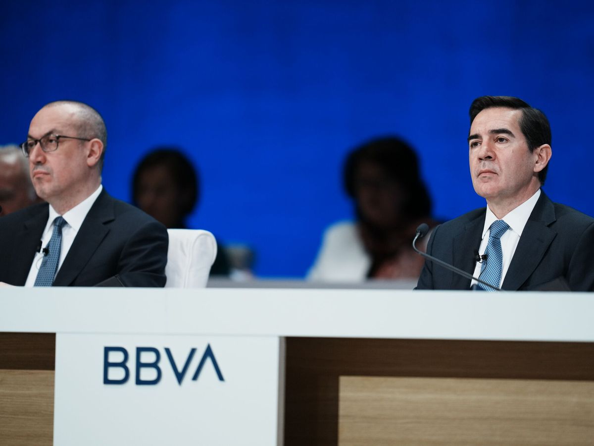 Foto: Onur Genç y Carlos Torres, consejero delegado y presidente de BBVA. (Europa Press)
