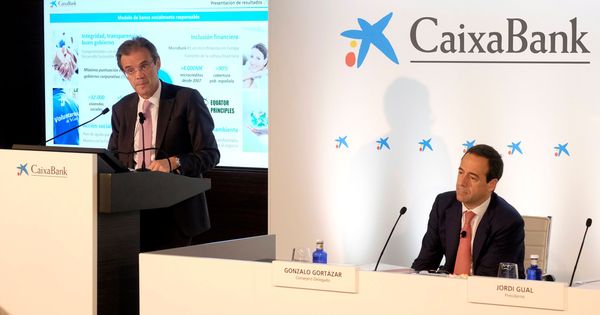 Foto: El presidente de Caixabank, Jordi Gual, y el consejero delegado, Gonzalo Gortázar