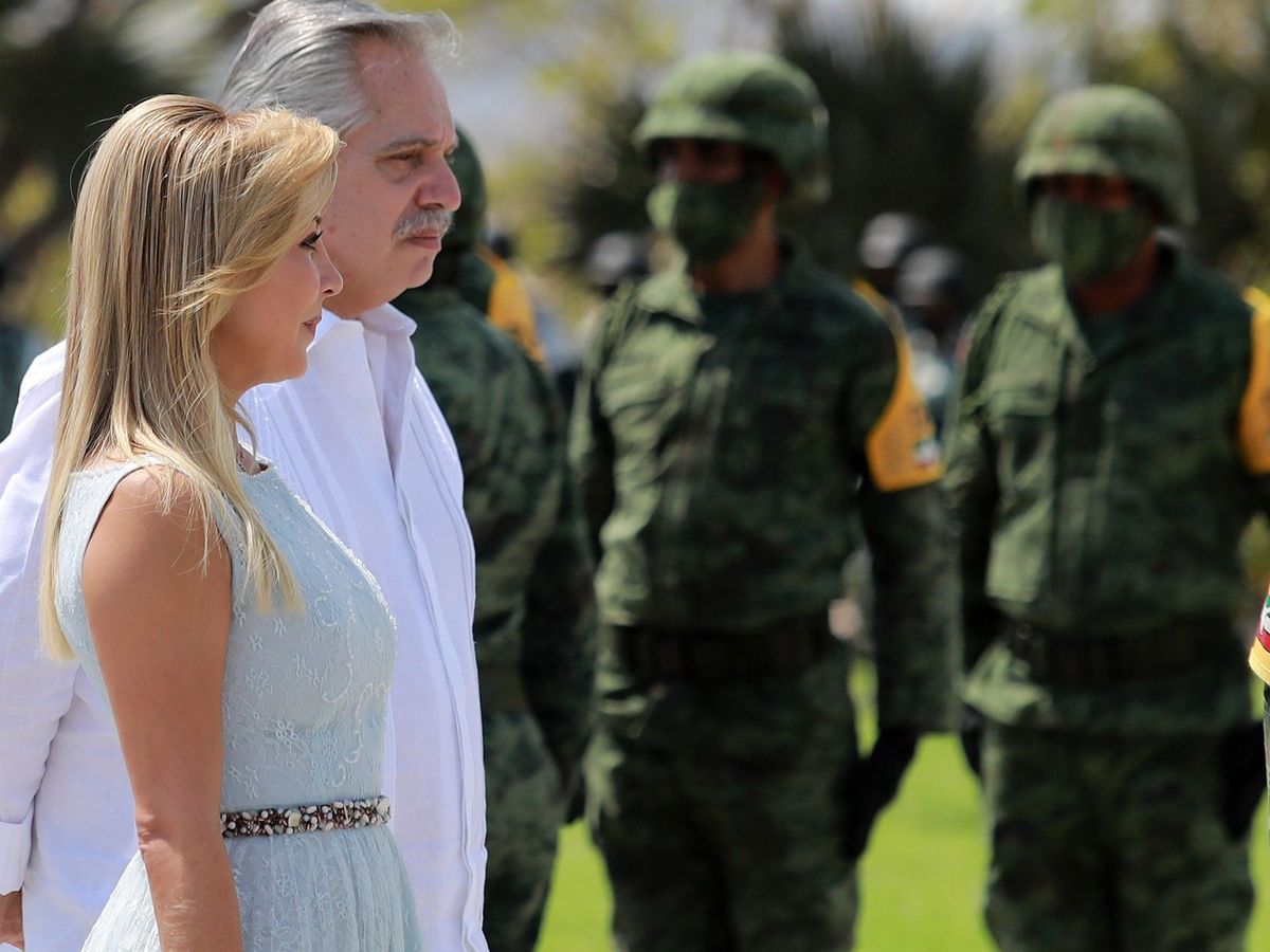 Foto: El presidente de Argentina y su mujer, Fabiola Yáñez, en México en febrero 2021. (EFE)