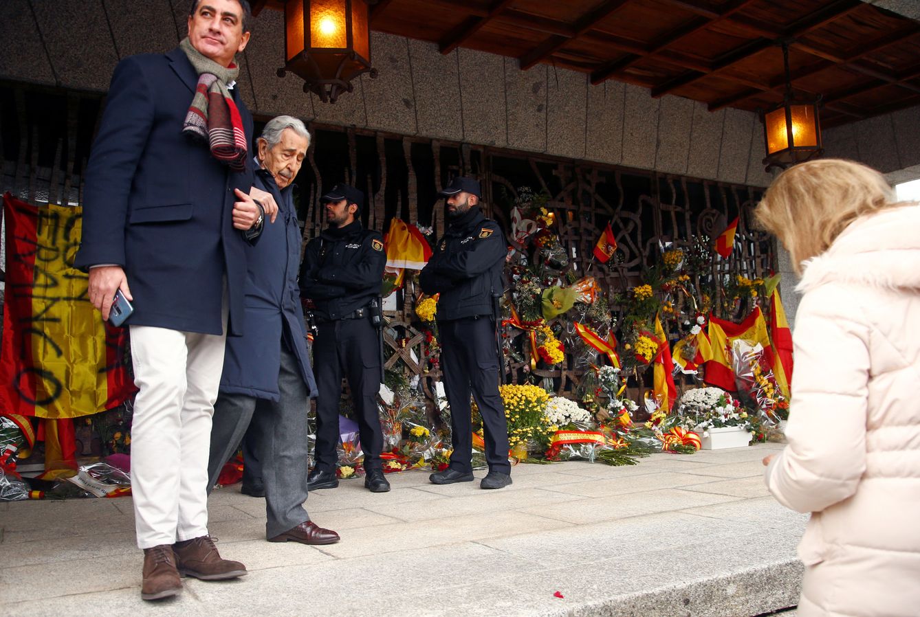 Nostálgicos del franquismo rinden tributo al dictador en el 44º aniversario de su muerte, el pasado 20 de noviembre, tras su reinhumación en el cementerio de Mingorrubio-El Pardo. (Reuters)