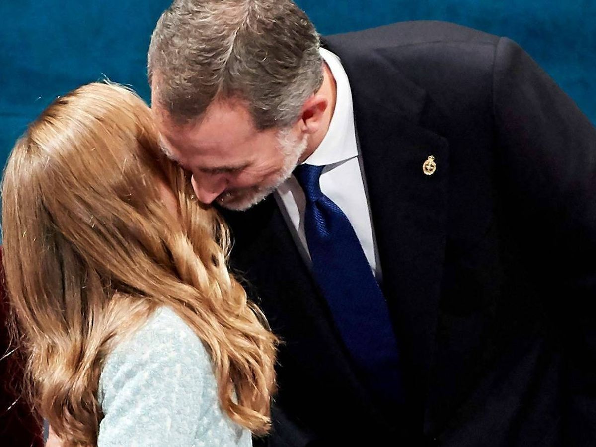 Foto: El rey Felipe besa a su hija la princesa Leonor. (Reuters)